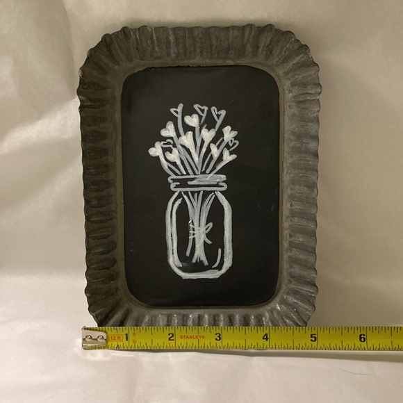 Rippled metal tin chalkboard sign with floral vase art - Picture 4 of 5
